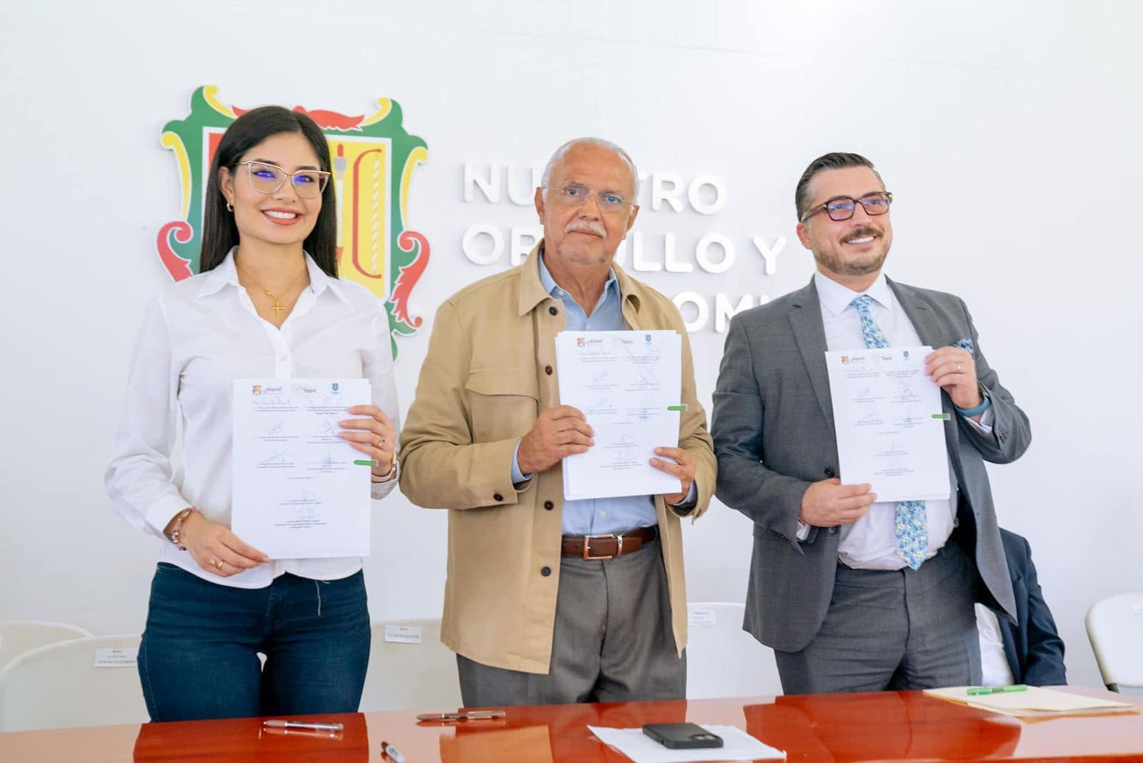 Navarro Quintero entrega cheque a CFE para pago de la deuda de SIAPA