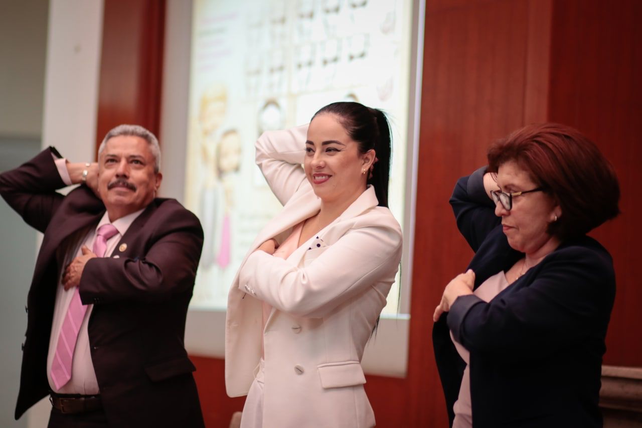 Alba Cristal promoviendo el cáncer de mama