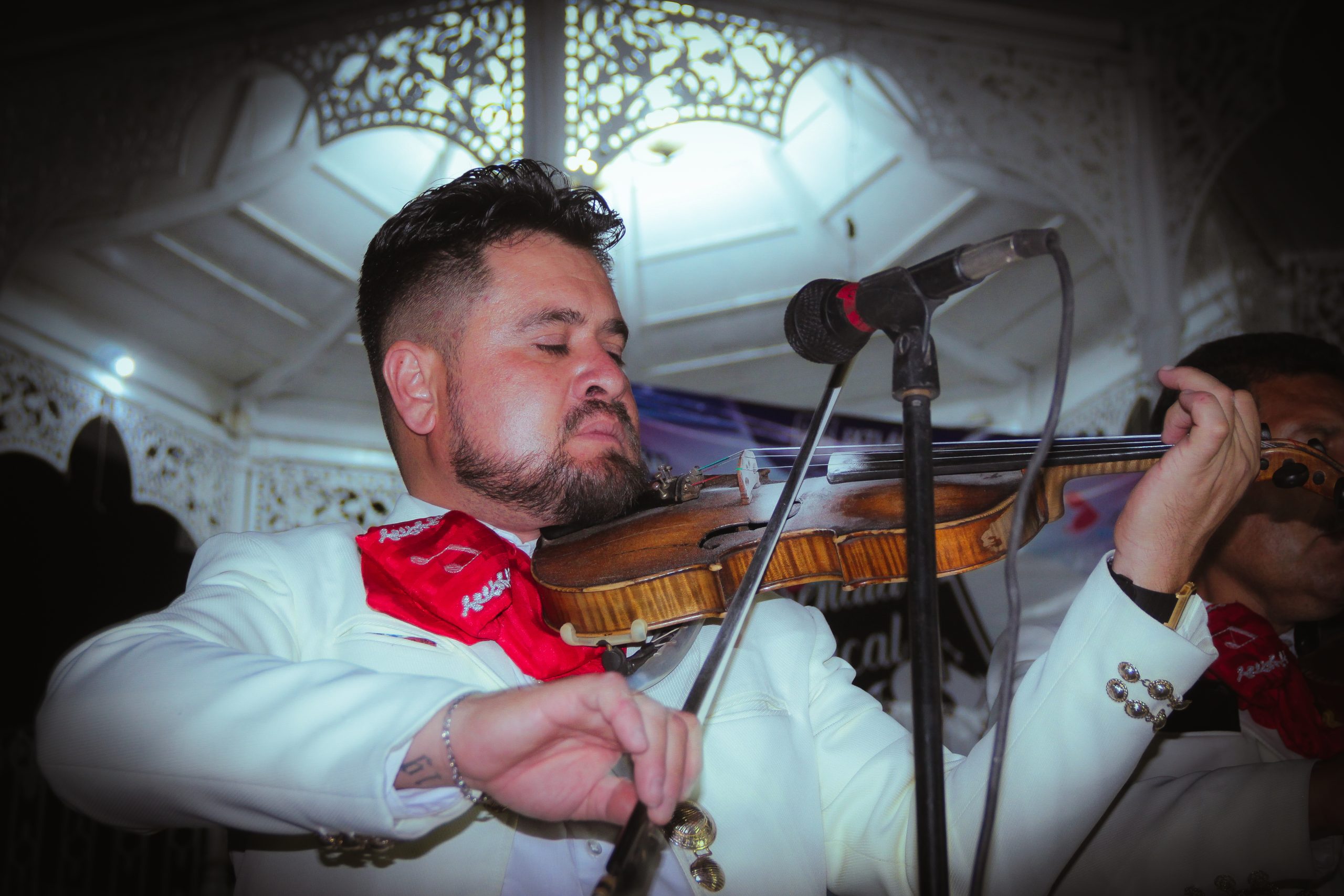 Señor del mariachi tocando el violín