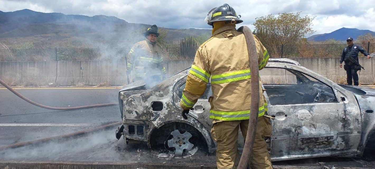 Bomberos del Estado sofocando incendio