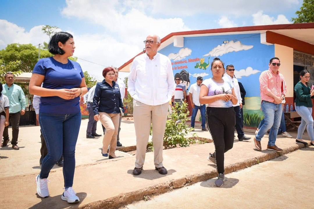 Miguel Angel Navarro junto a mujeres