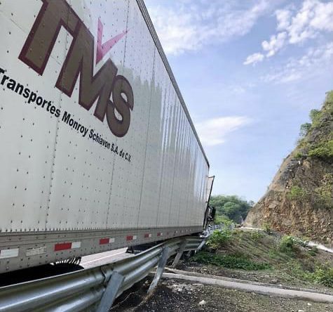 Accidente de trailer en la Carretera Federal 200