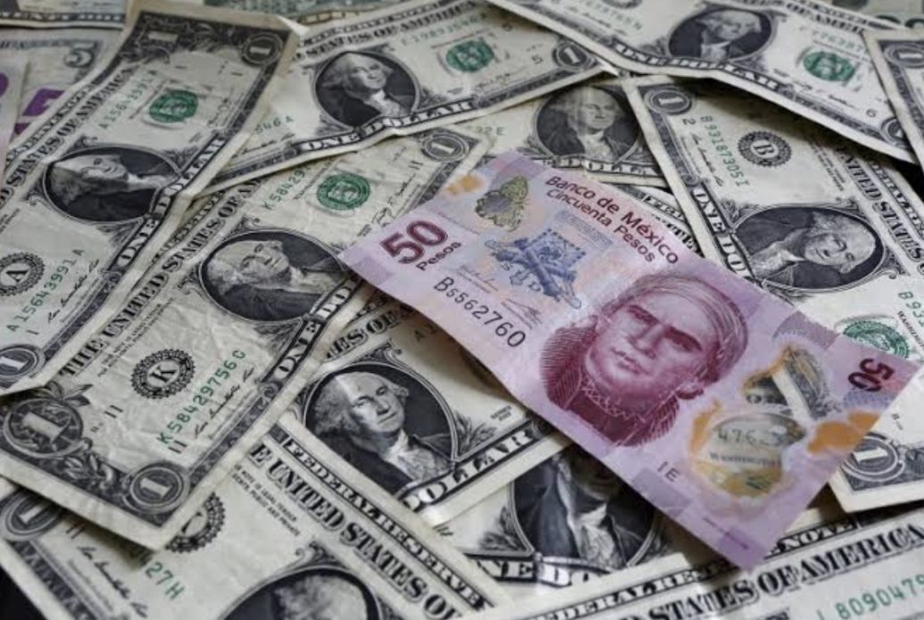 Billete de 50 pesos sobre billetes de un dólar