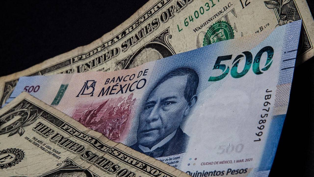 Imagen ilustrativa de dólar con billete mexicano