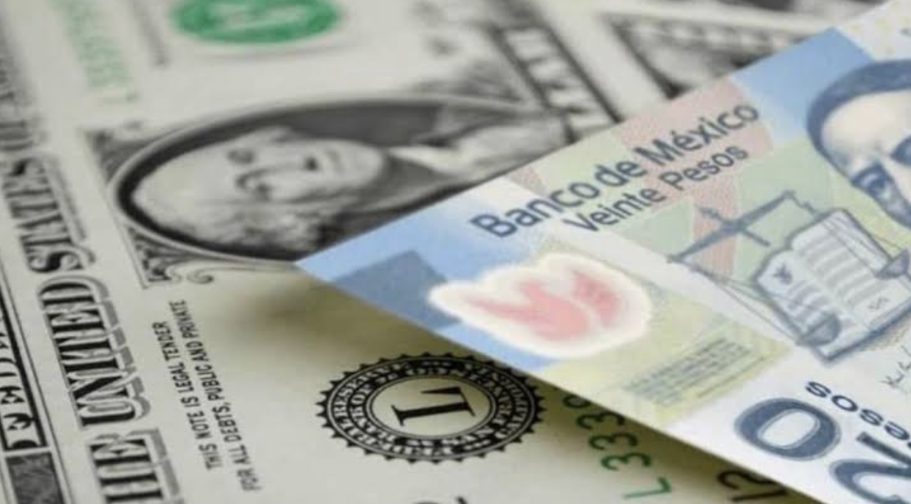 Imagen de dólar junto a billete mexicano