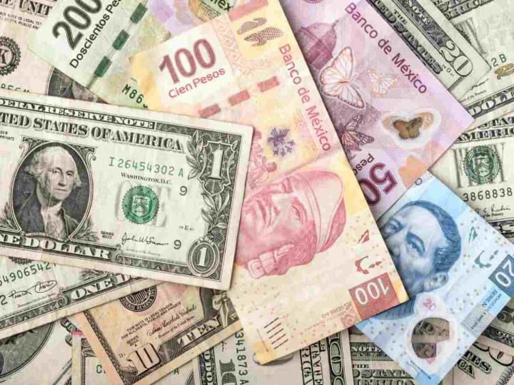 Imagen ilustrativa de dólares con billetes mexicanos