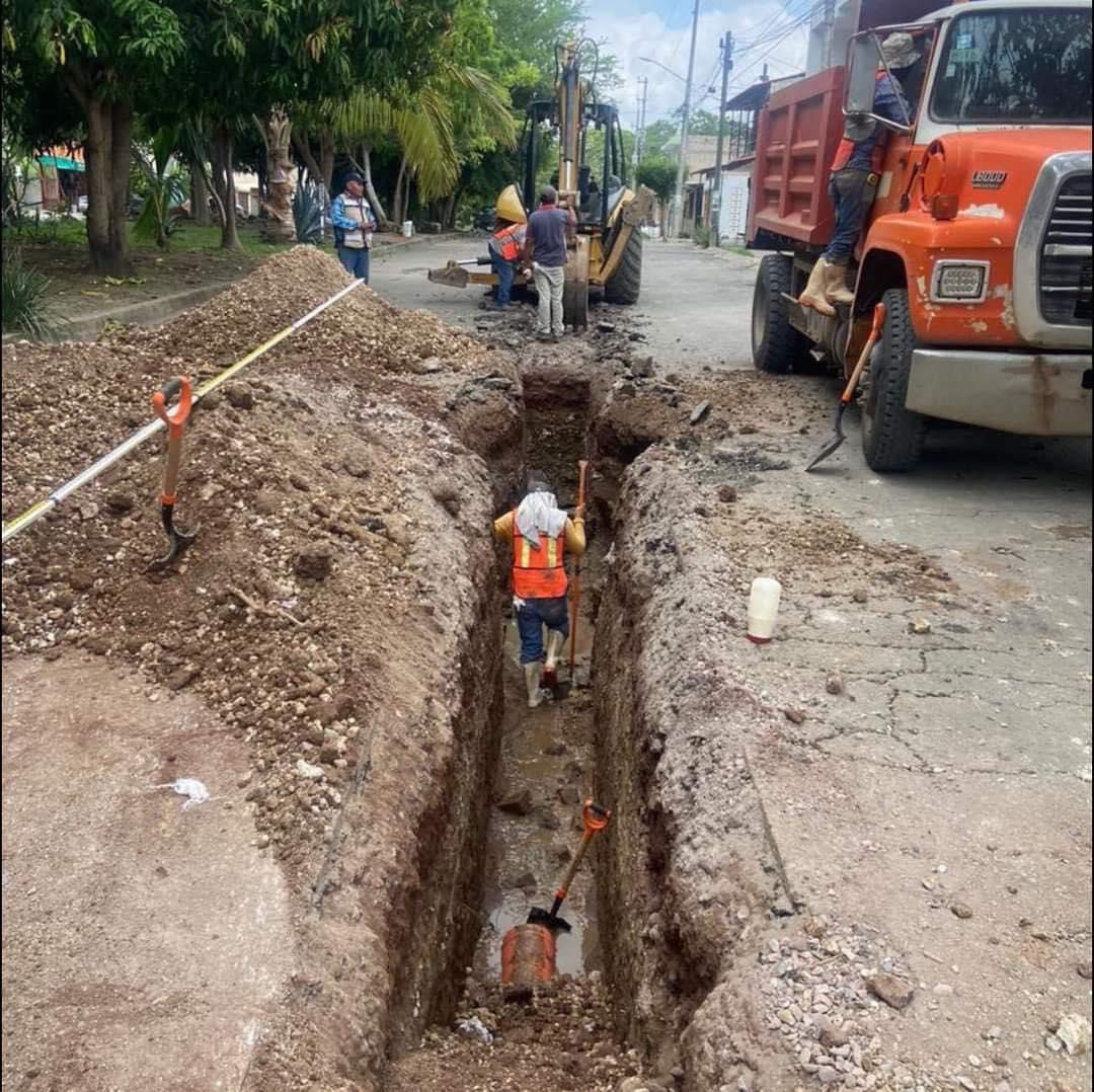 Hombre en registro de drenaje