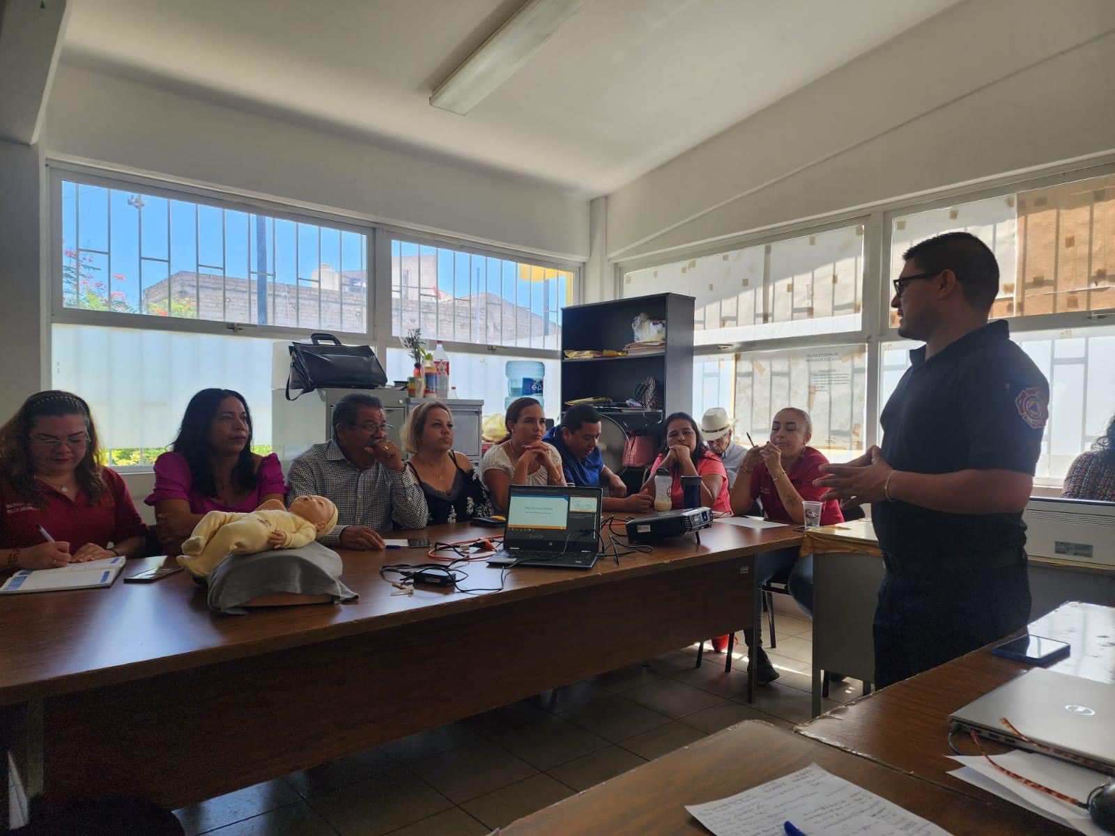 Personas en un curso de primeros auxilios