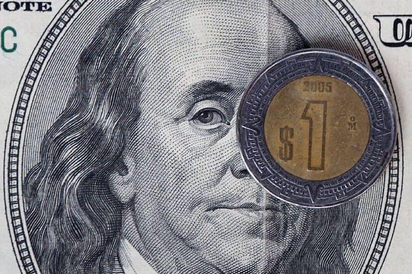 Imagen de dólar con un pesos mexicano