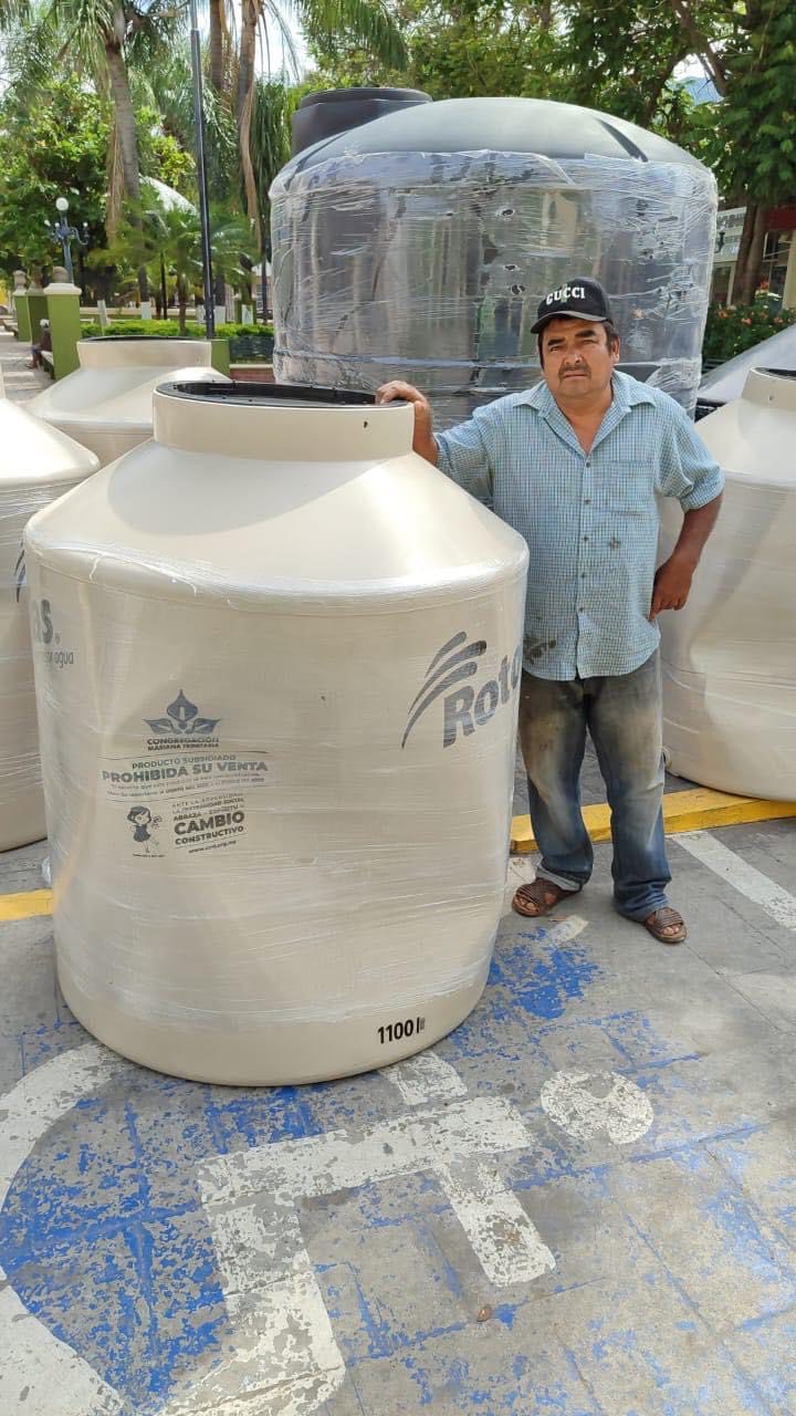 Hombre junto a un tinaco
