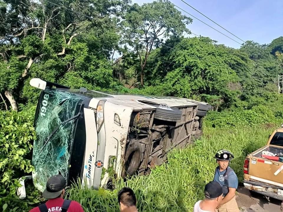 Camión volcado en la Carretera Federal 200