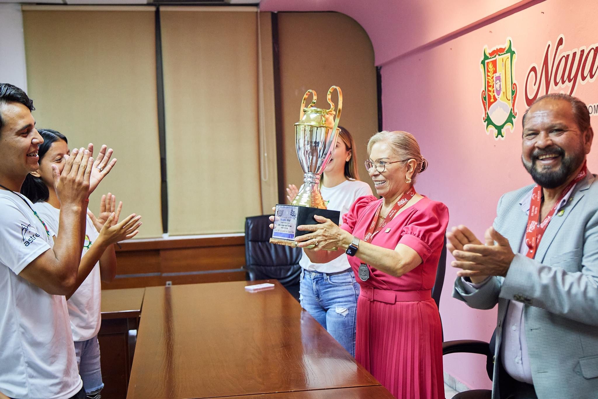 Presidenta de DIF Estatal entregando premio