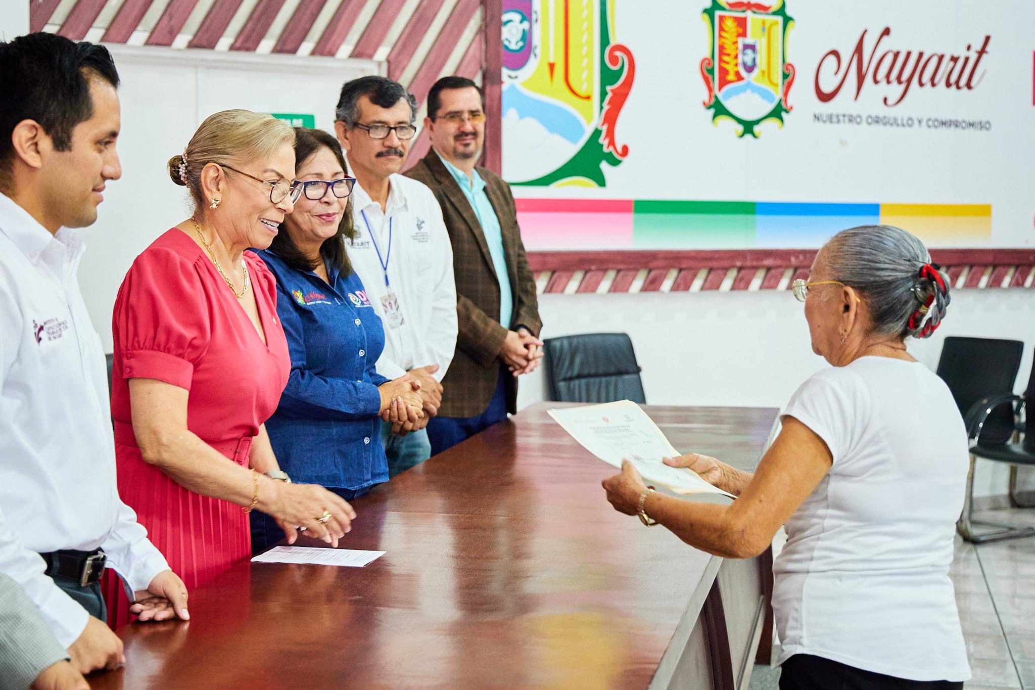 Presidenta del DIF estatal en entrega de reconocimiento de la capacitación de electricidad
