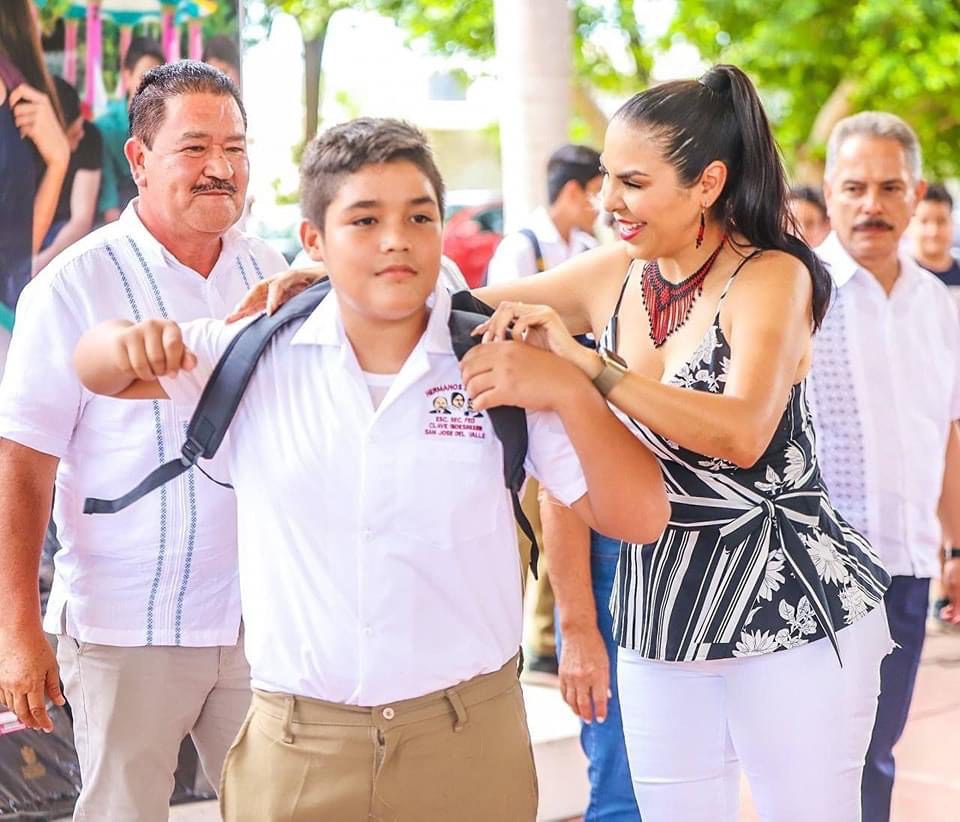 Presidenta de Bahia de Banderas entregando útiles escolares