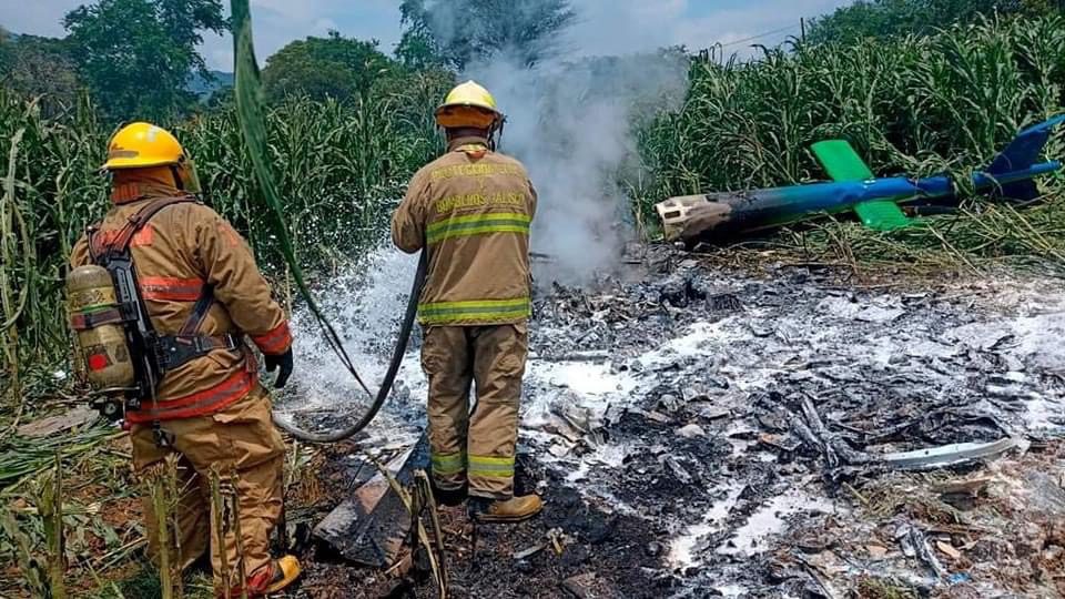 Bomberos apagando Helicóptero desplomado