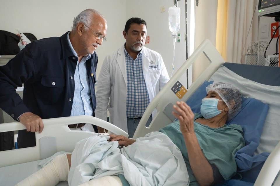 Miguel Angel Navarro con persona necesitada