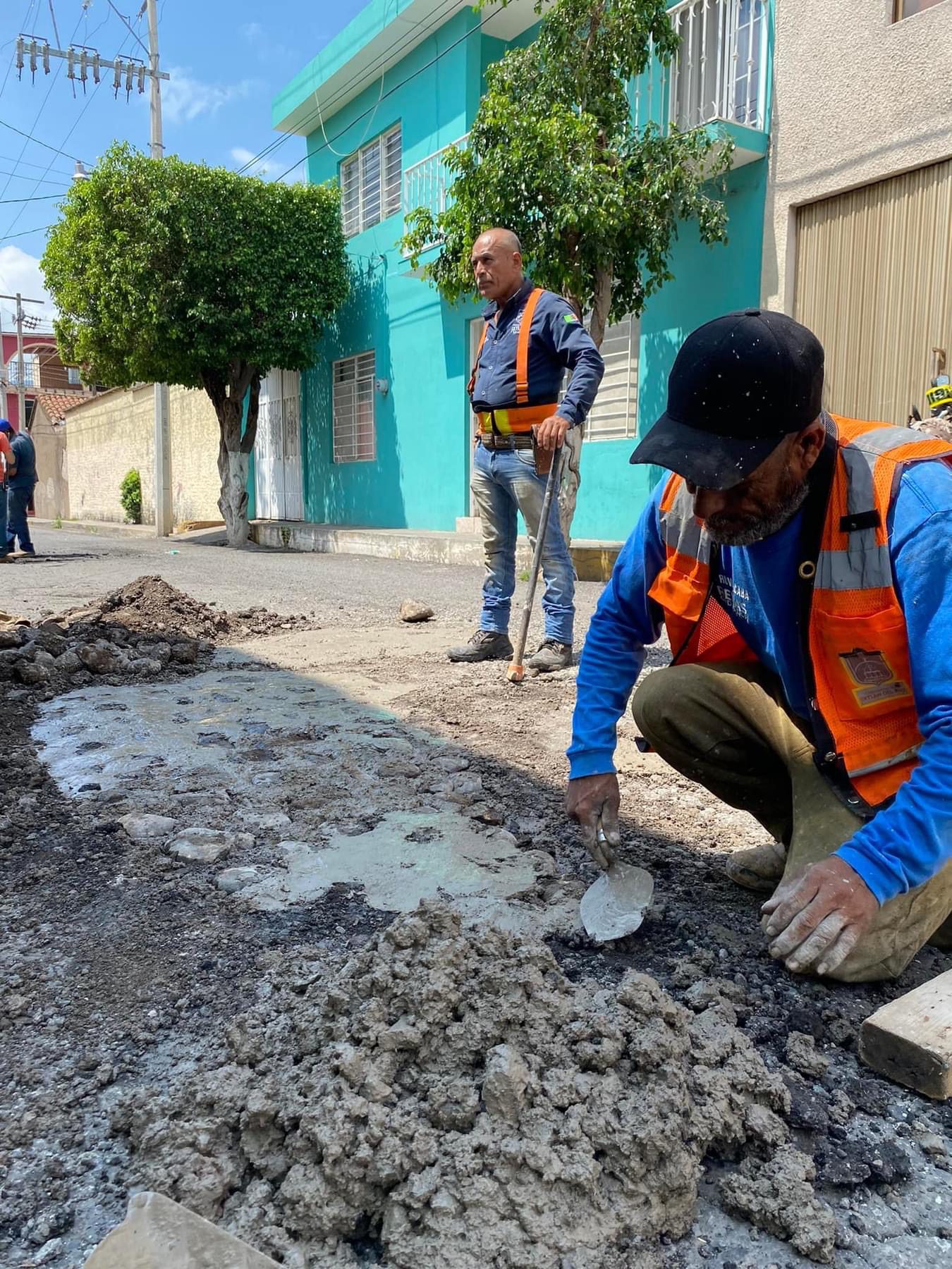 Personal de obra publica bacheando