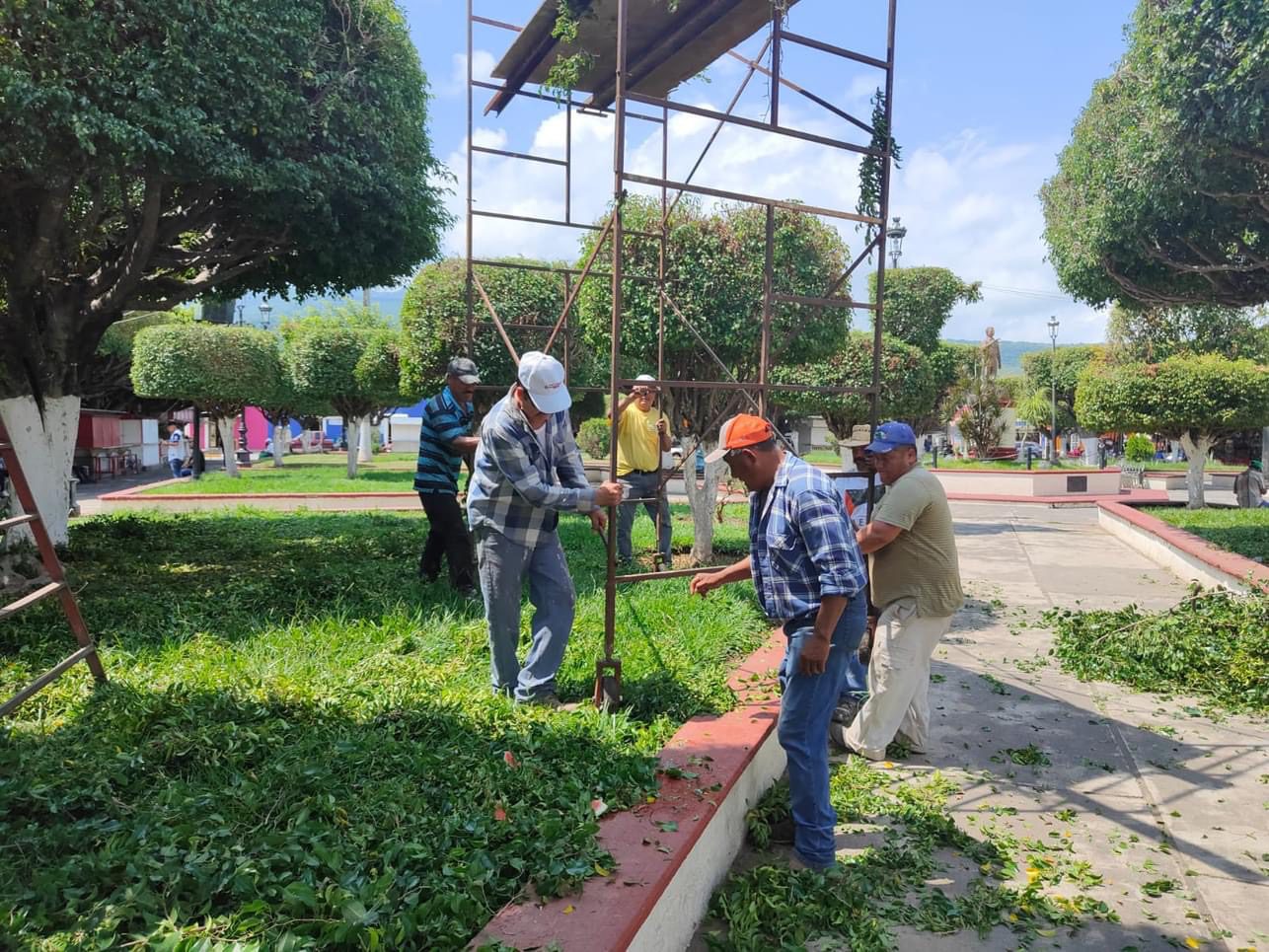 Personas limpiando el parque Morelos en Ahuacatlan