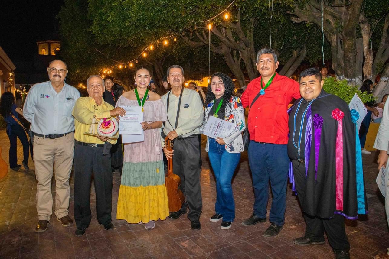 Entrega de reconocimiento a la rondalla 