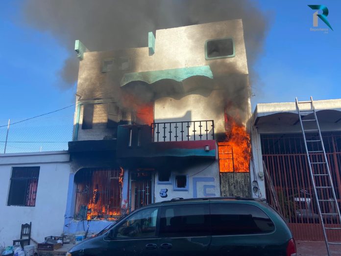 Bomberos controlando incendio