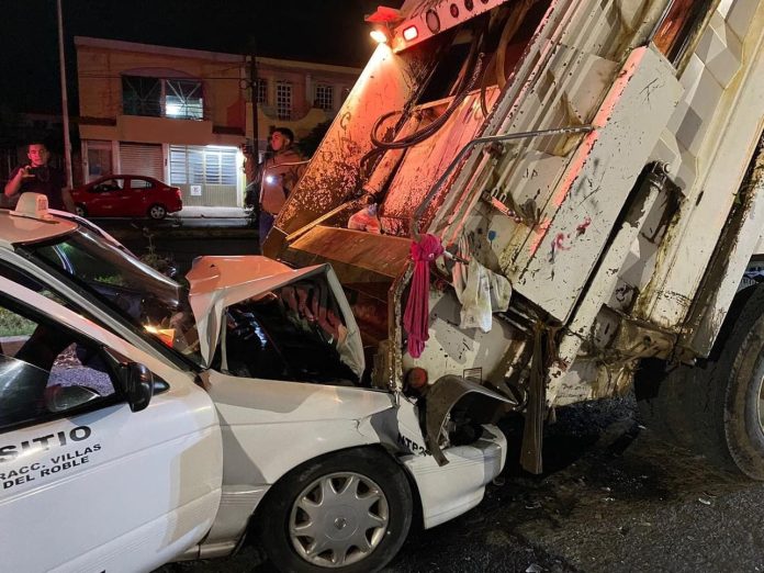 Taxi chocando a un camión de basura