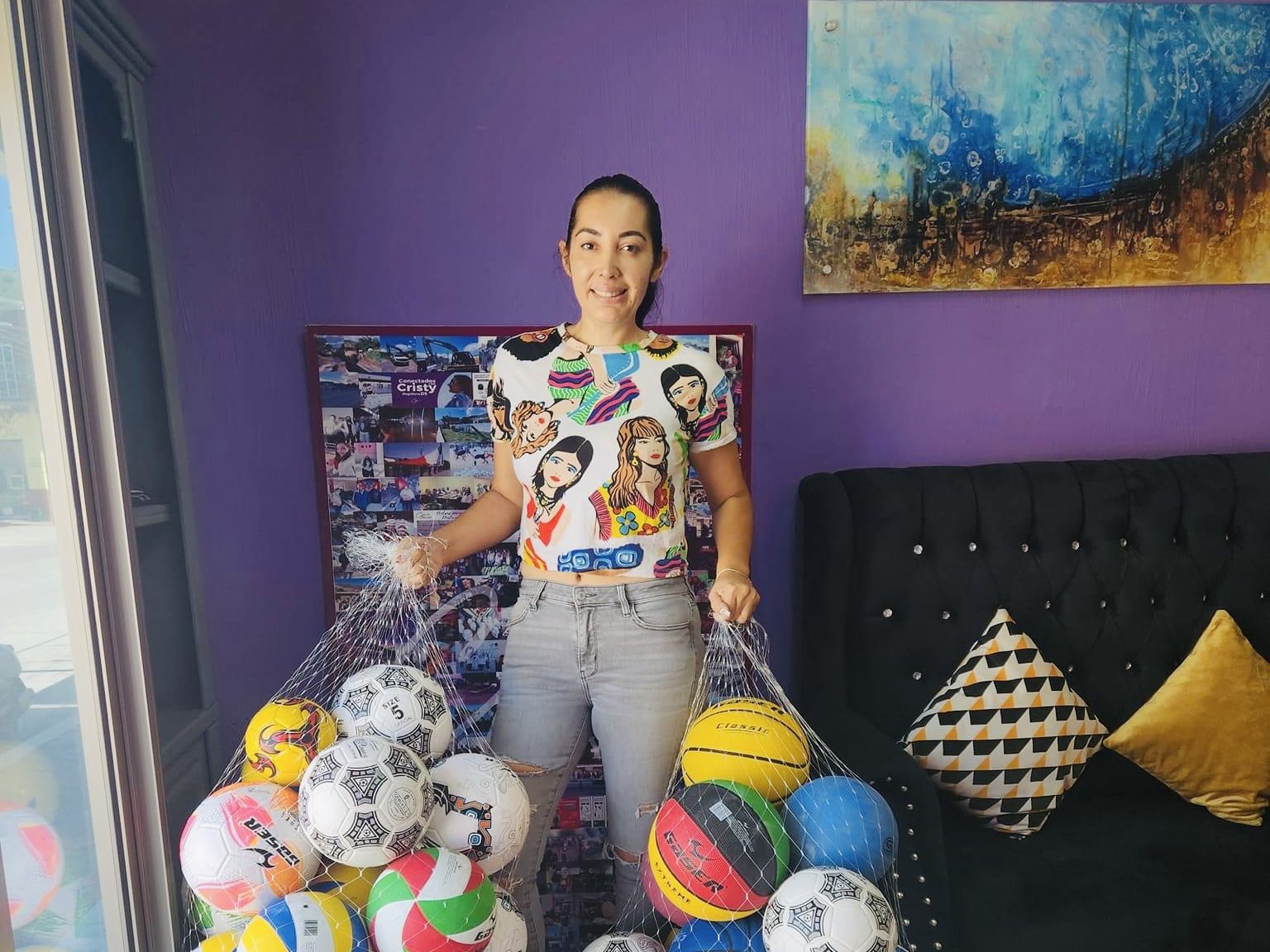 Cristy Parra regalando balones