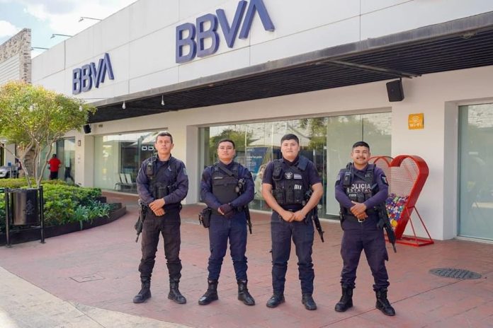 Policías cuidando