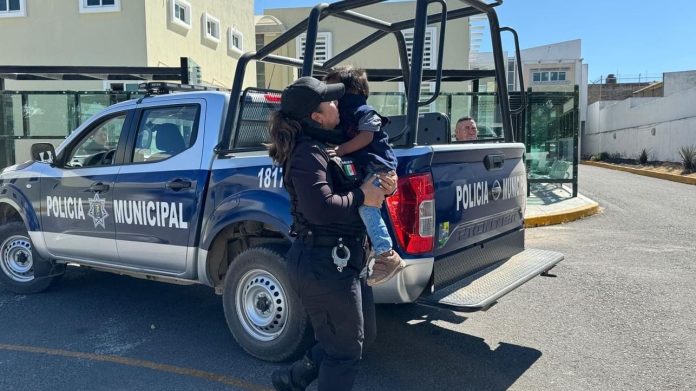 Policia cargando un niño