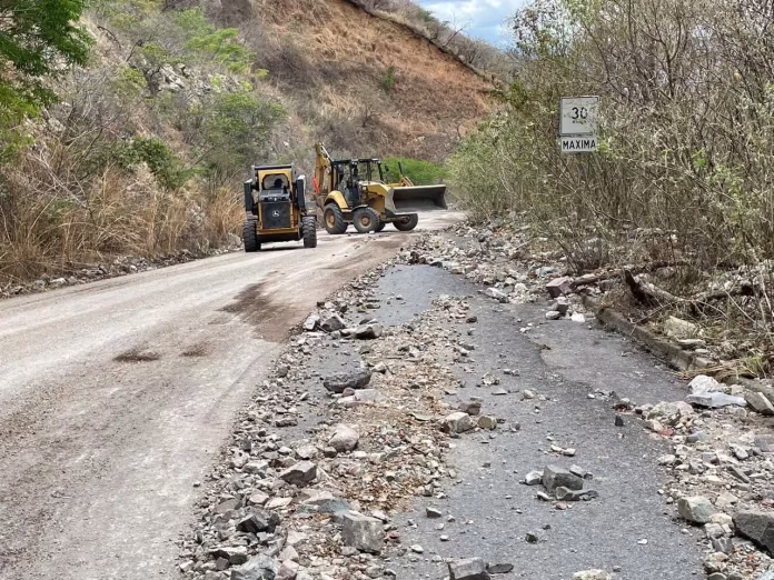 Maquinas limpiando un camino
