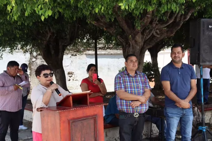 Quecha hablando por microfono