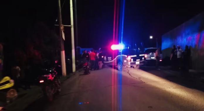 Policias estatales recuperando cuerpo en el puente de El Chiquilichi