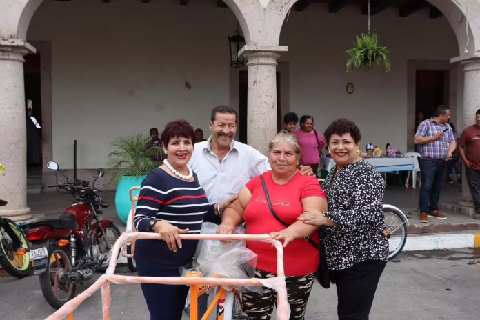 Quecha entregando triciclos