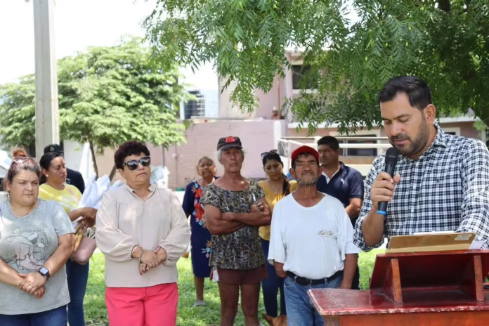 Jorge Tisnado hablando y Quecha al fondo
