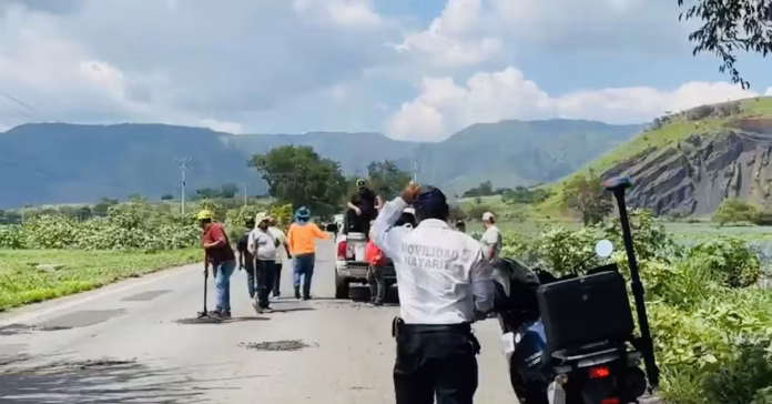 Taxistas bacheando la carretera Ahuacatlán - Jala