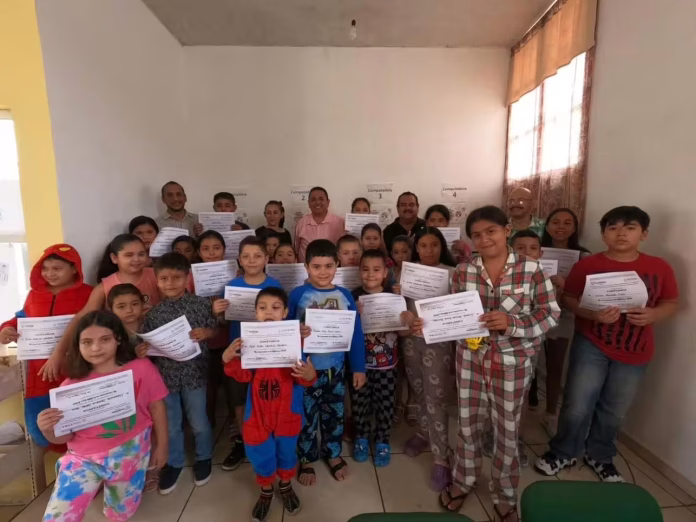 Niños con su constancia de fin del curso