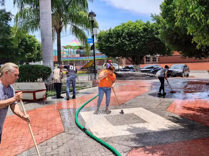 Jornada de limpieza en la plaza principal. Prsiciliano Sanchez