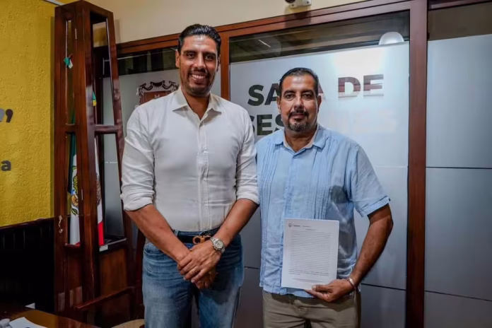 Gustavo Ayón con una persona