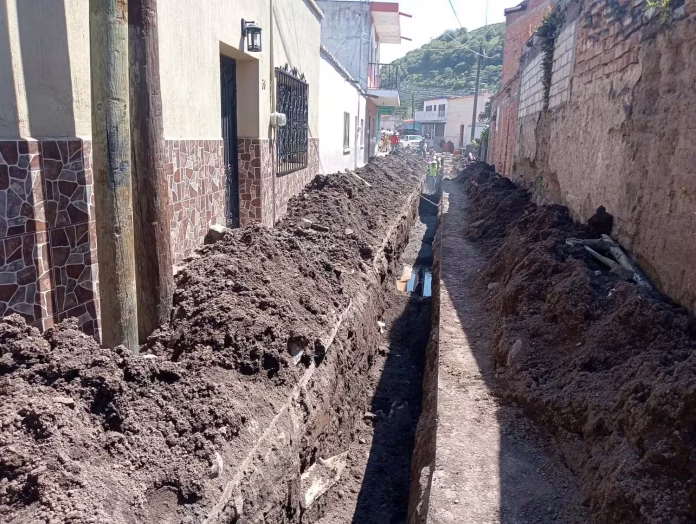 Reparación de drenaje por la calle abasolo