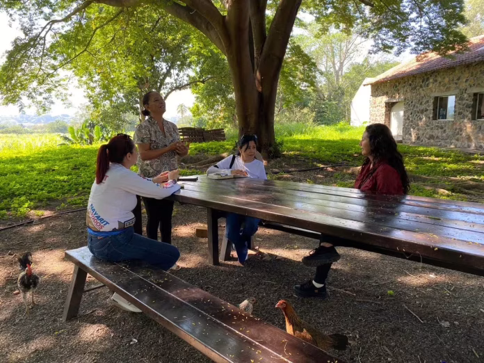 Mujeres en una mesa, con un bonito paisaje