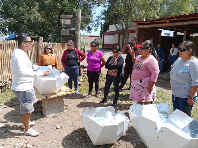 Hombre con mujeres y unas cosas raras