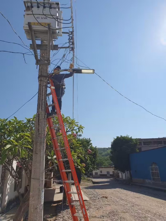 Persona reparando alumbrado público