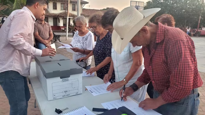 Personas emitiendo su voto