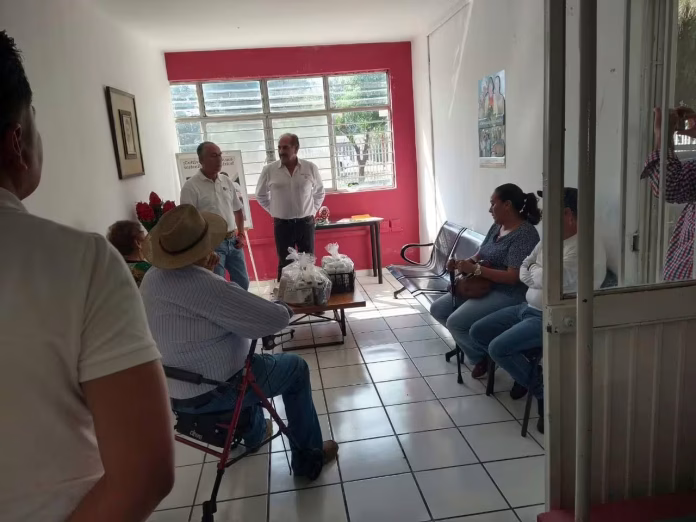 Hombres reunidos