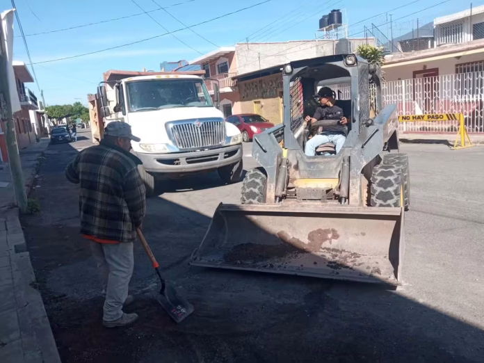 Maquina y hombres con una pala