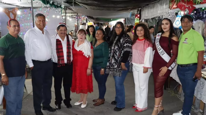 Manolo Andalón y equipo posando en feria navideña