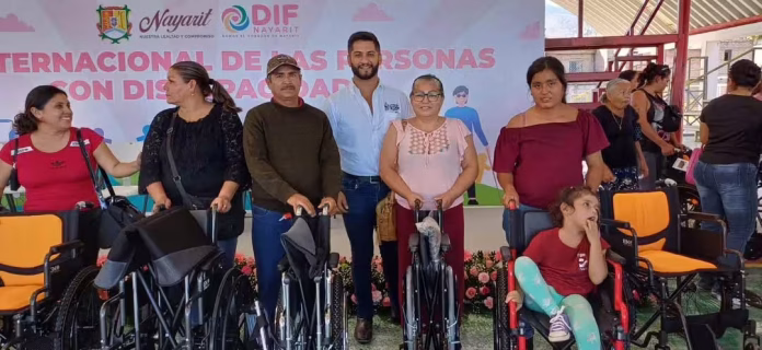 Martin Montero entregando sillas de ruedas
