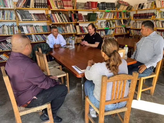 Hombres en una biblioteca