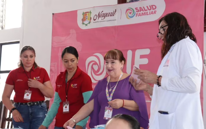 Maribel Bernal entregando apoyos