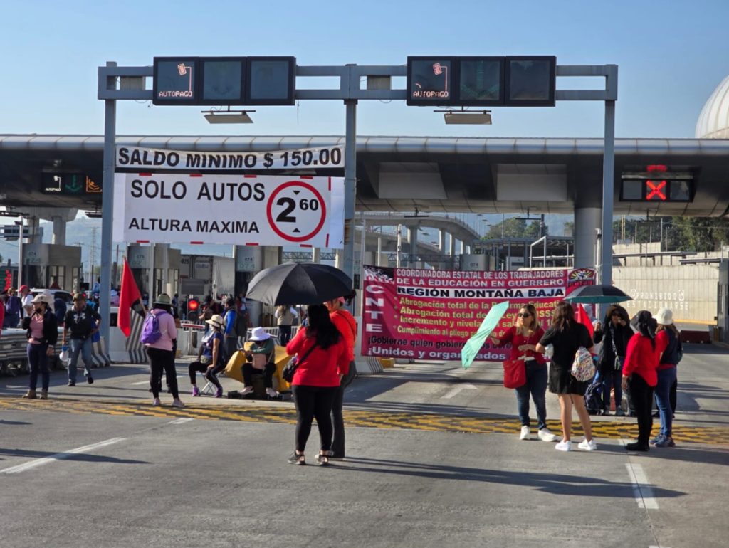 Maestros de la CNTE intensifican jornada de protestas con toma pacífica de casetas 1 Manifestación de Maestros del CNTE