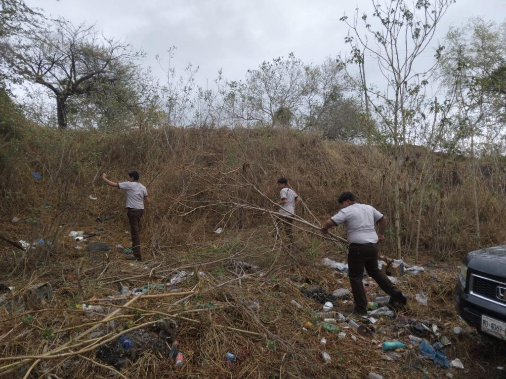 Estudiantes y autoridades realizan jornada de limpieza en camino hacia Valle Verde 2 jornada de limpieza en camino hacia Valle Verde
